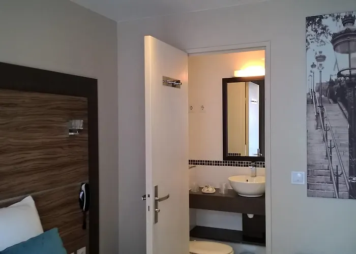 Apolonia Montmartre; Sure Collection By Western Parijs