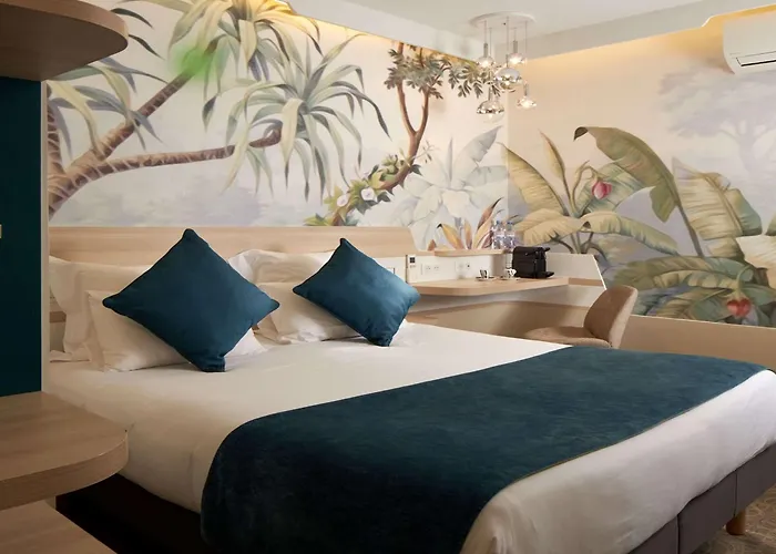 Apolonia Montmartre; Sure Collection By Western