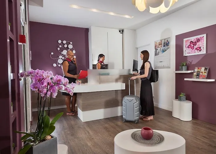 Apolonia Montmartre; Sure Collection By Western 3*